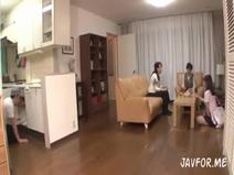 【中出し】巨乳の女子校生が建設作業員に犯される！彼は彼女の若いマンコにペニスを突き刺し、彼女の中でクンニする。