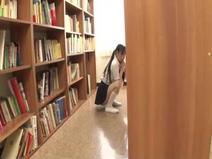 【中出し】図書館で高いところから本を取ろうとする女の子と、助けてくれたお礼に膣内射精!
