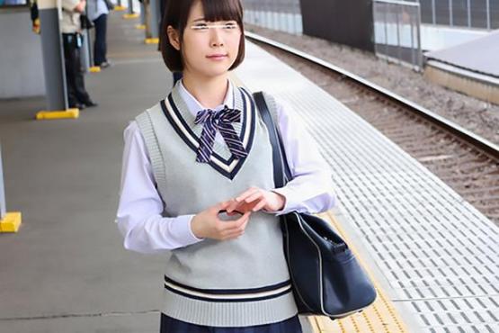 【制服】横宮七海 アイドル顔の激カワJKを電車内で痴漢！ドMな思春期まんこを手マンで弄ぶ