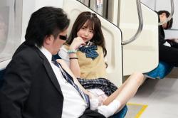 【制服】松本いちか 電車内でパンツを見せつけ挑発してくる痴女JK！美脚でちんぽを足コキされちゃう